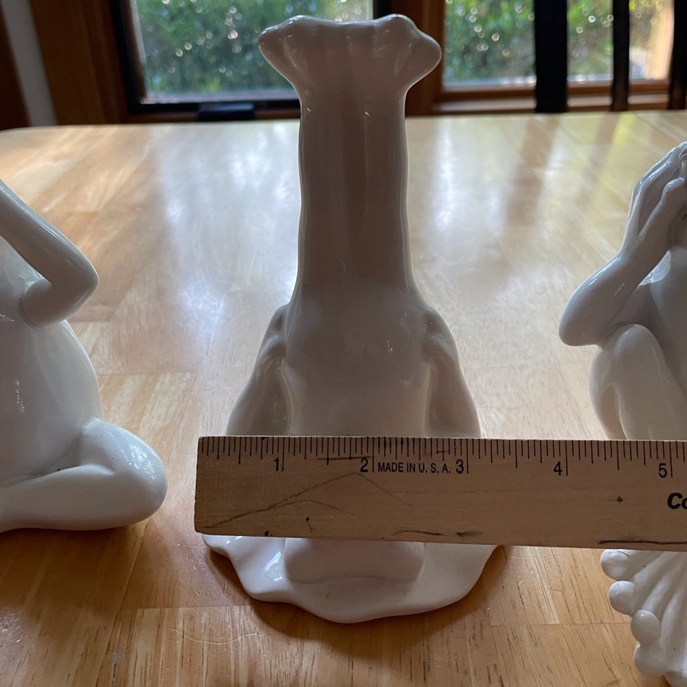 Three resin frog figurines two white similar, third frog legs up different cream - Picture 14 of 15